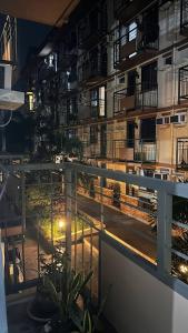 - une vue de nuit depuis le balcon d'un bâtiment dans l'établissement Ica JM Nest at Hacienda Balai, à Manille