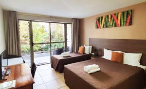 una camera d'albergo con due letti e una finestra di Vaea Hotel Samoa ad Apia