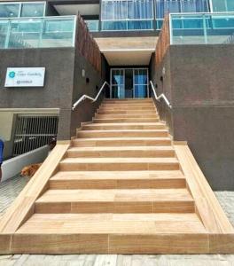 Una escalera que conduce a un edificio con un perro. en Cupe Garden - Suite Superior #112, en Porto de Galinhas