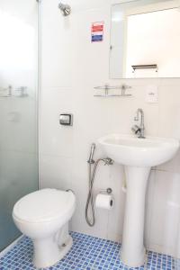 La salle de bains est pourvue de toilettes, d'un lavabo et d'une douche. dans l'établissement Unibarão Hotel -Próximo as Universidades Unicamp-Puc-Hospitais -Bancos-Restaurantes-Praça Capital -Shopping Dom Pedro -Ceasa, à Campinas