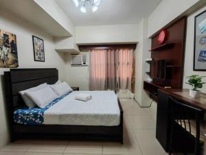 une chambre avec un lit et un bureau dans l'établissement Cebu - HORIZON 101 CONDO RENTAL, à Cebu