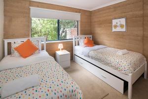 a bedroom with two beds and a window at Tresco, Town central-beach end in Dunsborough