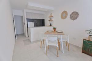 a kitchen and dining room with a table and chairs at Dpto Belgrano II - Santa Fe in Santa Fe