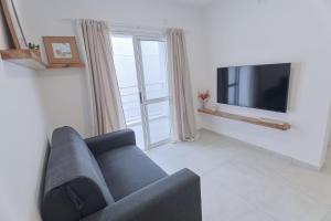 a living room with a couch and a flat screen tv at Dpto Belgrano II - Santa Fe in Santa Fe