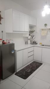 Кухня или мини-кухня в Kuzairy homestay
