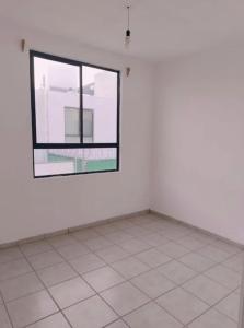a white room with a window and a tiled floor at Céntrico León Guanajuato México in Sofía +2 photos
