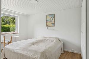 Ένα ή περισσότερα κρεβάτια σε δωμάτιο στο Lovely Cottage, Close To Beach And Forest
