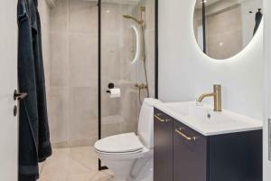 Un baño con inodoro, lavabo y ducha. en Lovely Cottage, Close To Beach And Forest, en Nakskov 24 fotos más