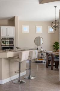 Η κουζίνα ή μικρή κουζίνα στο Luxe Palm Springs Villa- Sunset Oasis Private Heated Pool & Spa on Golfcourse