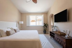 Ένα ή περισσότερα κρεβάτια σε δωμάτιο στο Luxe Palm Springs Villa- Sunset Oasis Private Heated Pool & Spa on Golfcourse +50 φωτογραφίες