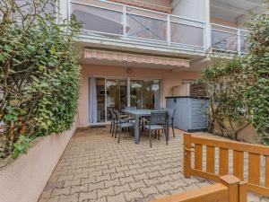a patio with a table and chairs in front of a house at Appartement T2 refait à neuf - 4 pers - Terrasse Ouest - Proche centre - Chiens OK - FR-1-521-237 in Biscarrosse