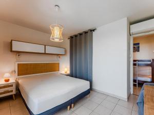 Ένα ή περισσότερα κρεβάτια σε δωμάτιο στο Appartement T2 avec vue océan et parking à Biscarrosse - FR-1-521-261