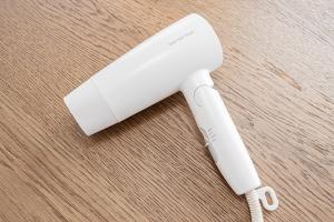 un control remoto wii sentado sobre una mesa en 67Apt Shinkoiwa, en Tokio