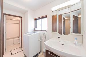 Un baño blanco con lavabo y ducha en 67Apt Shinkoiwa, en Tokio 20 fotos más