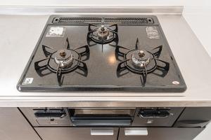 Un horno de estufa colocado encima de una encimera en 67Apt Shinkoiwa, en Tokio