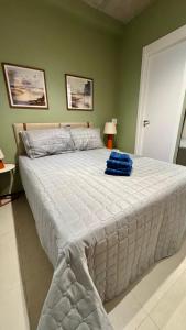 サンパウロにあるDM 405 Contemporâneo apto prox ao metrô V Marianaの緑の壁のベッドルーム1室(大型ベッド1台付)