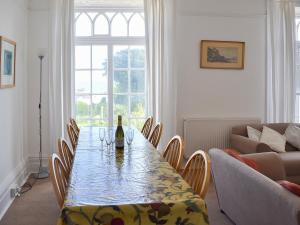 ein Wohnzimmer mit einem Tisch mit einer Flasche Wein in der Unterkunft St Mary's House in Penzance