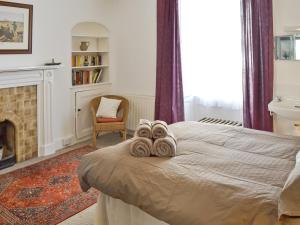 ein Schlafzimmer mit einem Bett mit Handtüchern darauf in der Unterkunft St Mary's House in Penzance