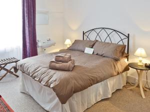 ein Schlafzimmer mit einem Bett mit zwei Handtüchern darauf in der Unterkunft St Mary's House in Penzance + 10 Fotos