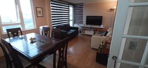 Μια τηλεόραση ή/και κέντρο ψυχαγωγίας στο Habitación con baño privado y estacionamiento