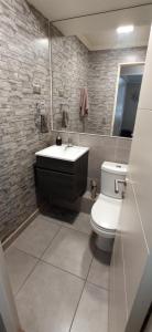 Ένα μπάνιο στο Habitación con baño privado y estacionamiento