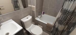 Ένα μπάνιο στο Habitación con baño privado y estacionamiento +6 φωτογραφίες