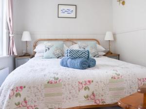a bedroom with a bed with two stuffed animals on it at The Wee Cottage in Polperro