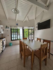 TV a/nebo společenská místnost v ubytování La Grutas Casa de Mar