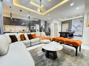 Una sala de estar con un sofá blanco y una mesa. en Adebisi, en Lekki