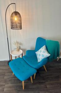 Χώρος καθιστικού στο Sea Breeze with City Ease