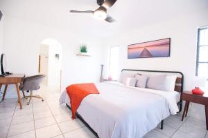 Un dormitorio blanco con una cama y un escritorio. en House With A Boat - Boat, Heated Pool, Fishing, en Cabo Coral 38 fotos más
