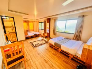 Giường trong phòng chung tại Mountain View cafe