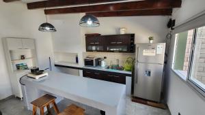 卡塔马卡Hospedaje Atardeceres的厨房配有白色的柜台和冰箱。