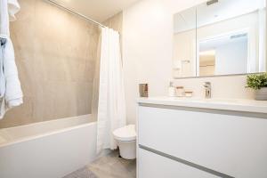 バンクーバーにあるBright Condo with AC and Parking near Science World for 4 Guestsのシャワー、トイレ、洗面台を備えたバスルーム +11枚の写真