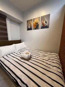 Postel nebo postele na pokoji v ubytování The Cozy Corner at Victoria Along Edsa Quezon City