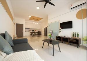 TV a/nebo společenská místnost v ubytování Melacca 3 Bedroom Family Suite-5min to Jonker#14pax