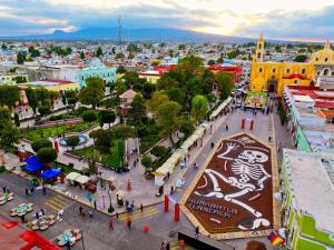 an overhead view of a city with people walking around at Cámping Cuamanco in Huamantla