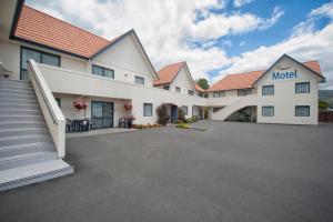 un hotel con un estacionamiento delante de él en Bella Vista Motel Rotorua, en Rotorua