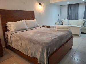 Ένα ή περισσότερα κρεβάτια σε δωμάτιο στο Modern condo in middle of Sosua