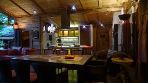 Restauracja lub miejsce do jedzenia w obiekcie Luxus Chalet Mühlermoos