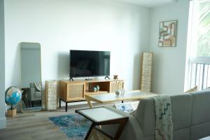 salon z kanapą i telewizorem w obiekcie Luxury Hollywood Studio With Pool, Parking, Gym w Los Angeles