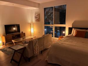 sypialnia z łóżkiem i dużym oknem w obiekcie Luxury Hollywood Studio With Pool, Parking, Gym w Los Angeles