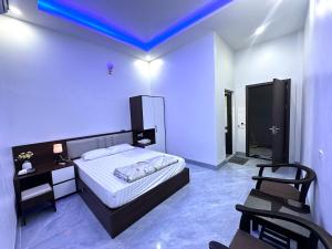 a bedroom with a bed and a table and chairs at Nhà Nghỉ Tân Tiến in Hà Lộc +38 photos