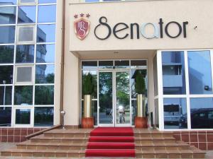 un bâtiment senna avec un tapis rouge devant lui dans l'établissement Hotel Senator, à Slatina