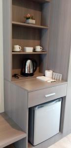 una cucina con bancone e forno a microonde di Green Nature Resort and Leisure Park Nagcarlan Laguna a Nagcarlan