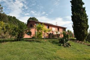 una vista exterior de una casa con patio en Podere Chiaromonte, en Palaia