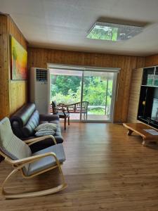 タニャンにあるDanyang Sunflower Guesthouseのソファとテーブルのあるリビングルーム