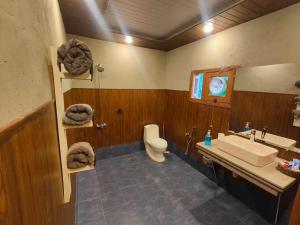 A bathroom at Das-e-Basi