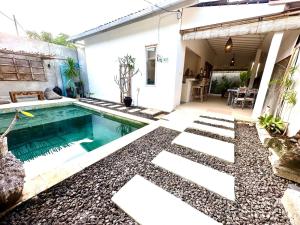 una piscina en el patio trasero de una casa en Pondok Dembe, en Uluwatu
