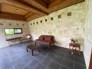 a living room with a couch and a table at Geriasemalung in Tirtagangga